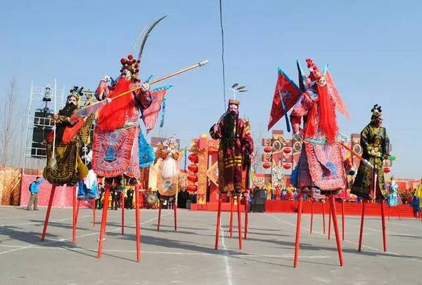 Święto lampionów występu na szczudłach