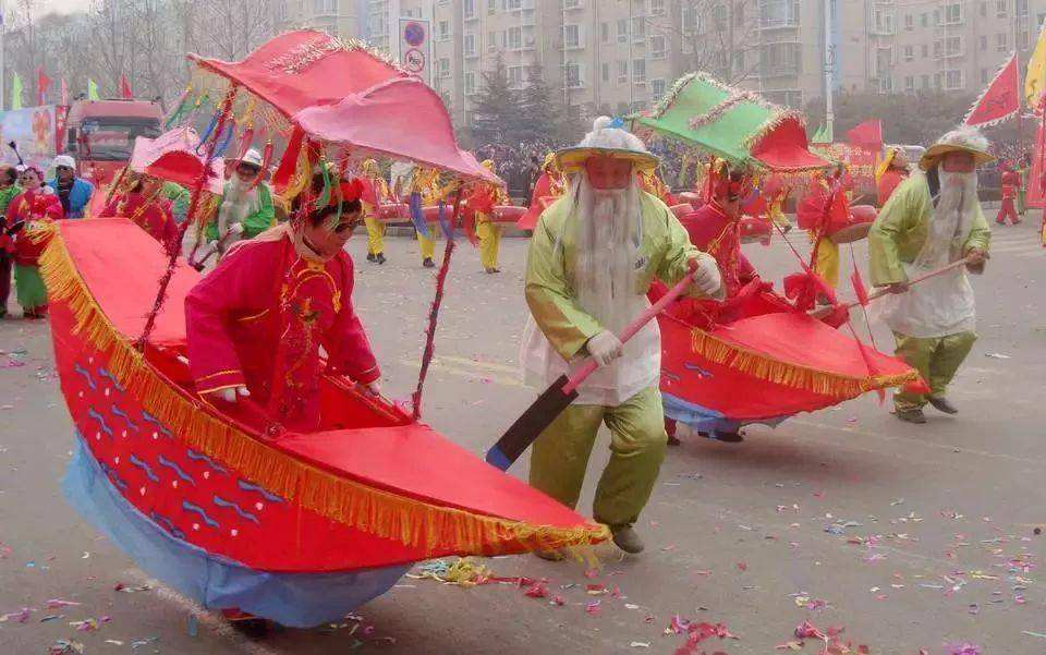 święto lampionów występy łodzi na lądzie